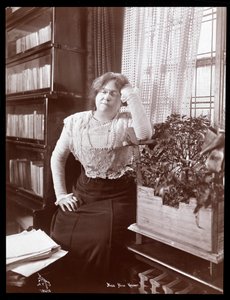 Neiti Alice Kauser, 1910 (hopeagelatiinipaino)